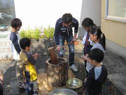 餅つきの様子(1)