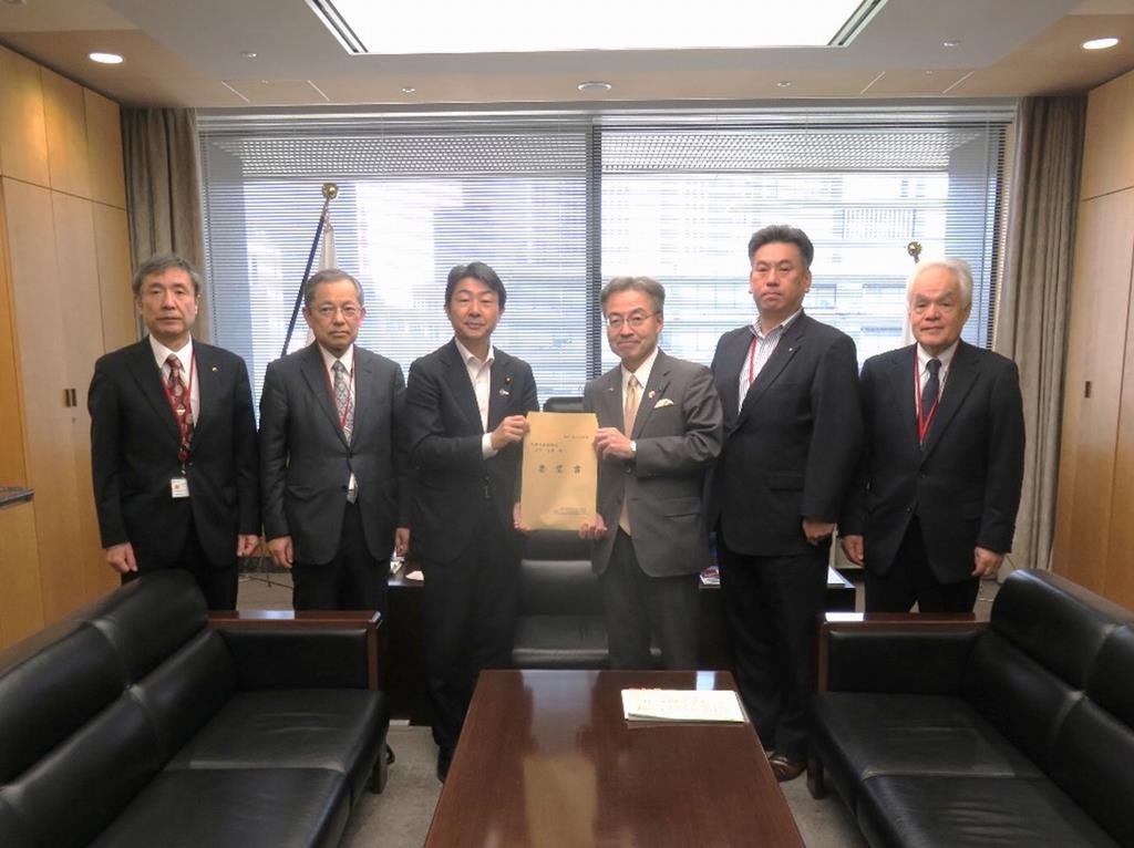 全国自治体病院開設者協議会長として、自治体病院への財政支援等に関する要望活動を行いました