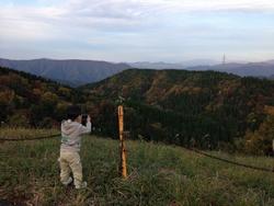 02.色づいた山を撮る小さなカメラマン