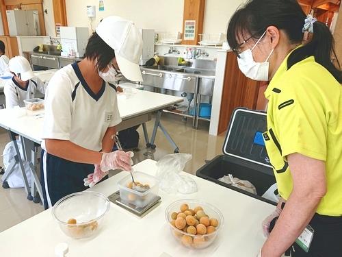 東浦小中学校校外学習(体験：ウメシロップづくり)