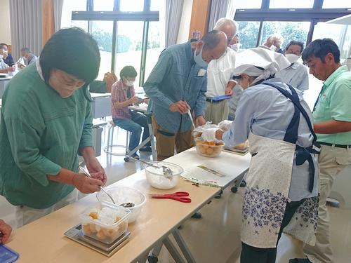 加茂老人クラブ・ウメシロップづくり