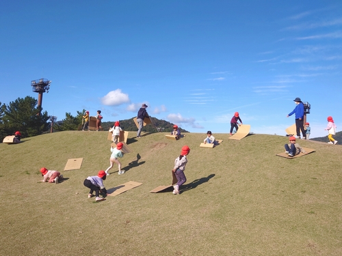 芝生でそり遊び(気山保育園)