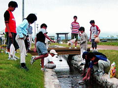 水路と子供たちの画像